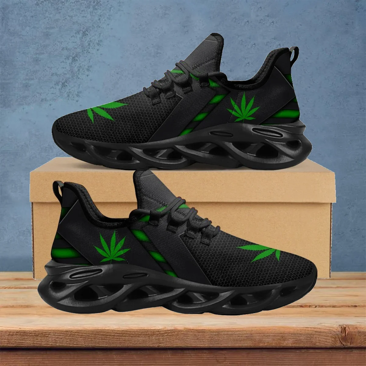Breathable Mesh Athletic Shoes - รองเท้าผ้าใบพิมพ์ลายใบกัญชาสีเขียวสำหรับผู้หญิง ระบายอากาศได้ดี สายรัดแบบผูก รองเท้าลำลองแฟชั่น พื้นหนา รุ่นปี